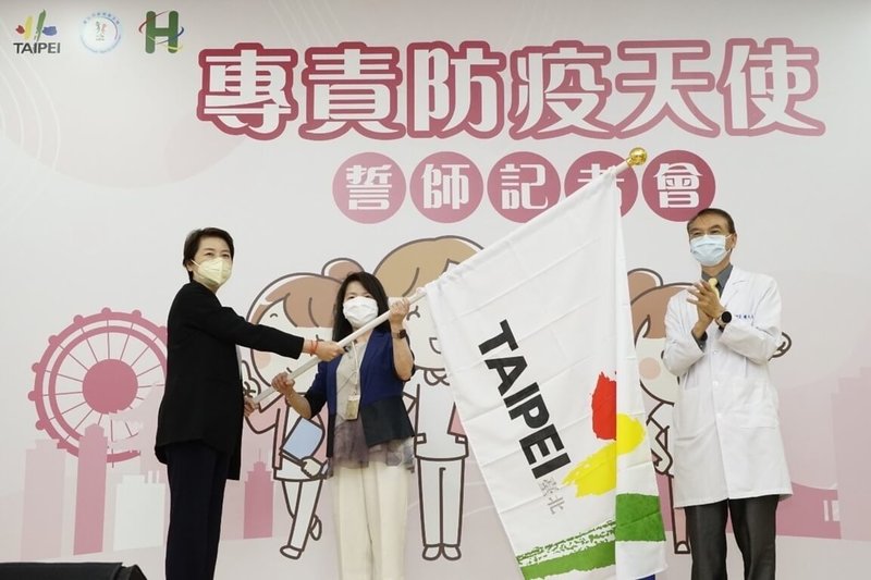 台北市政府發布專責護理師招募令,共錄取50名「防疫天使」,23日舉行授旗及授證儀式。(台北市政府提供)中央社記者陳昱婷傳真 111年5月23日