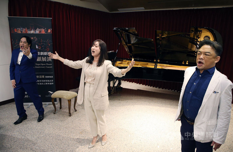 台北歌劇劇場「50年回顧展演」6月5日將在衛武營國家藝術文化中心歌劇院登場,演出包括音樂家莫札特、華格納等歌劇代表作,23日在台北舉行宣告記者會,聲樂家出席並演出經典片段。中央社記者郭日曉攝 111年5月23日