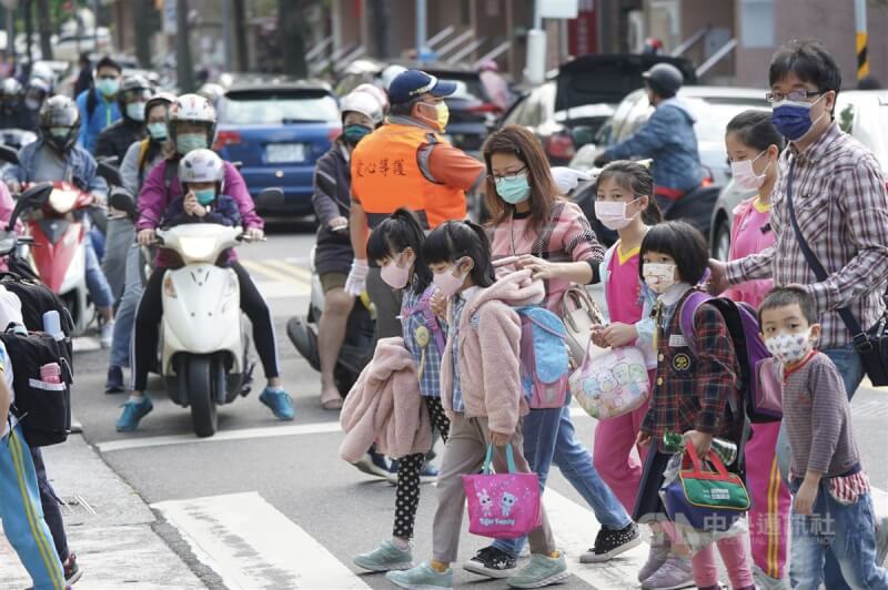 5到11歲兒童預計5月25日起施打COVID-19輝瑞BNT兒童疫苗。圖為台北市北投區家長送孩子上學過馬路。（中央社檔案照片）