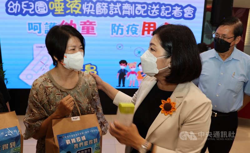 雲林縣政府採購1萬劑唾液型快篩試劑提供縣內幼兒園使用,中華民國幼教聯合總會總會長廖文秀(前左)表示,希望中央也能提供5歲以下孩子唾液快篩,讓孩子免於戳鼻試劑的恐懼。前右為雲林縣長張麗善。中央社記者蔡智明攝 111年5月23日