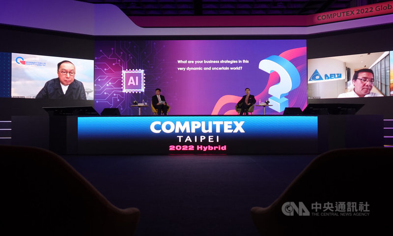 2022年COMPUTEX台北國際電腦展將於5月24日至27日登場,23日舉辦展前全球記者會,廣達董事長林百里(螢幕左)透過線上形式參加座談,指出受到COVID-19疫情及俄烏戰爭影響,目前供應鏈問題並不容易解決,廣達未來幾年會設置更多智慧製造工廠,可以快速提升產量,提高營運韌性。中央社記者鄭傑文攝 111年5月23日