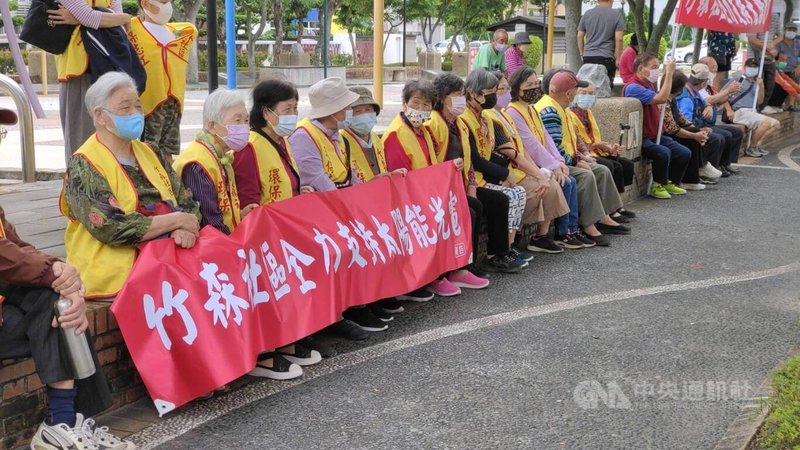 苗栗縣銅鑼鄉竹森太陽光電開發計畫23日召開非都市土地使用分區審議會議,決議採迴避、縮小、減輕、補償等原則通過。竹森社區發展協會在會前動員數十名鄉親到縣府前舉布條表達支持立場。中央社記者管瑞平攝 111年5月23日