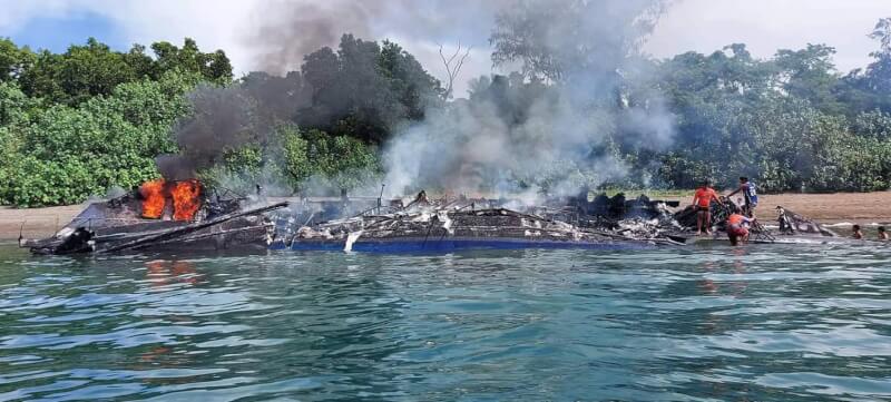 菲律賓海岸防衛隊和目擊者表示，一艘渡輪23日在呂宋島附近發生起火事件，火勢延燒整艘船，至少7人喪生。（圖取自facebook.com/coastguardph）