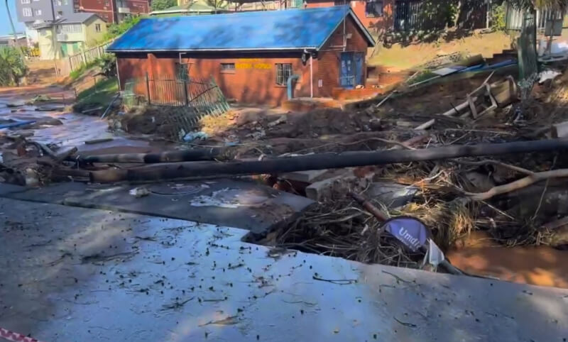 大雨侵襲南非東岸釀成洪災，迫使數百人逃離家園。（圖取自facebook.com/KZNGOV）