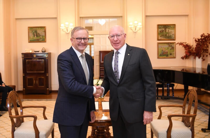 艾班尼斯（左）23日宣誓就職成為澳洲新一任總理。圖右為澳洲總督赫爾利（David Hurley）。（圖取自facebook.com/AlboMP）