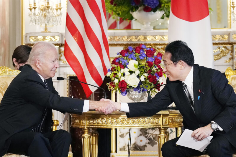 日本首相岸田文雄（右）23日與來訪的美國總統拜登會談時說，絕不容許藉由武力片面改變現狀，表達由日美主導國際社會的想法。（共同社）