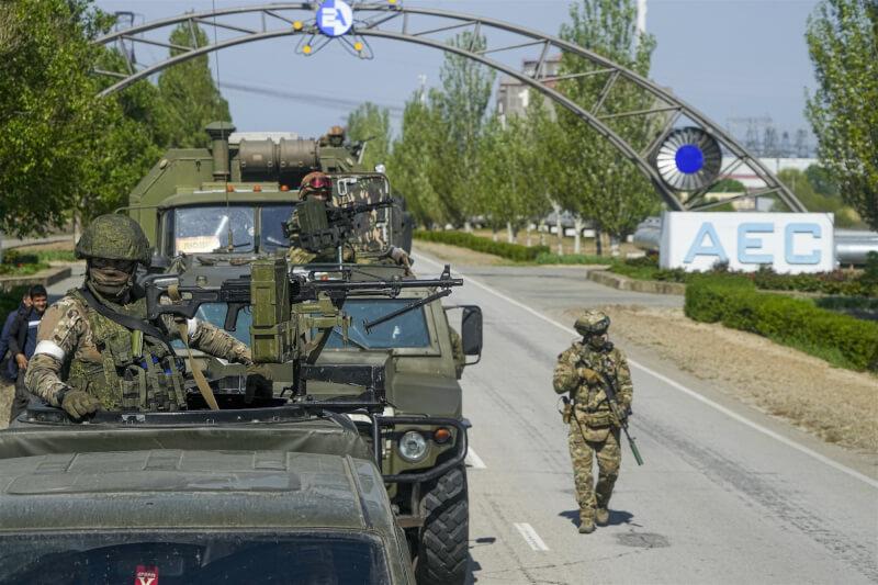 俄羅斯國防部3月時承認，部分義務役被誤送往烏克蘭戰場。圖為5月1日俄軍控制前往札波羅熱核電廠的道路。（美聯社）