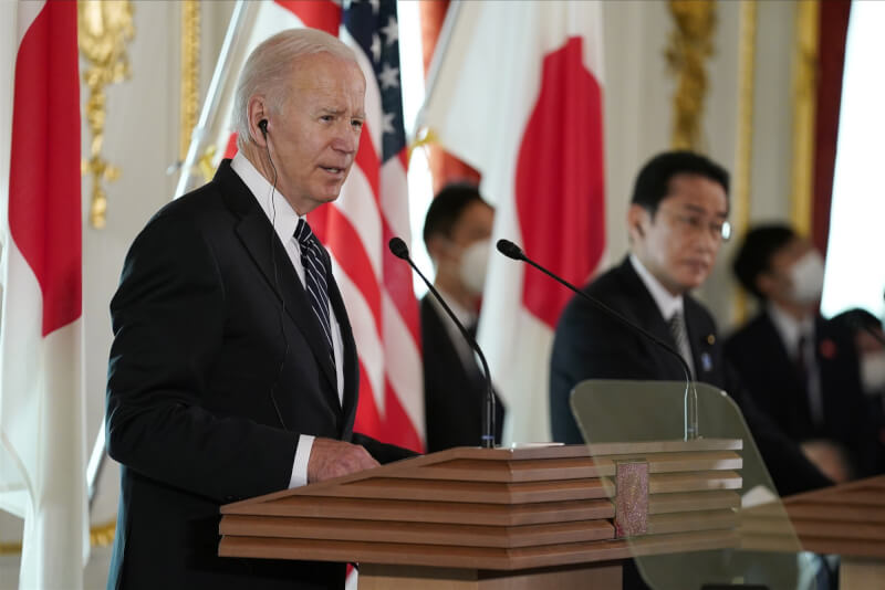 美國總統拜登（前左）23日表示，美國對保衛台灣的安全有所承諾，如果中國對台動武，美國將軍事介入。（美聯社）