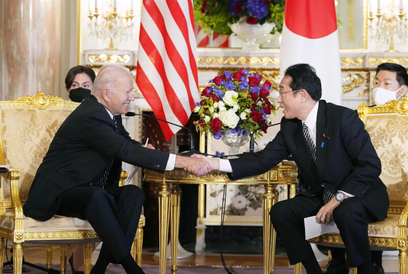 日本首相岸田文雄（前右）23日與來訪的美國總統拜登（前左）會談。（共同社）