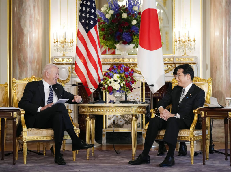 正在日本訪問的美國總統拜登（左起）23日與日本首相岸田文雄舉行領袖會談。（共同社）