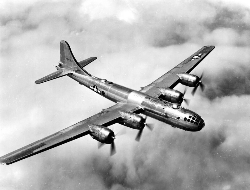 1945年3月9日晚間，美國空軍以超過300架B-29轟炸機裝載最新改良、殺傷力大增的燒夷彈，對東京發動大轟炸。圖為B-29轟炸機。（圖取自維基共享資源，版權屬公眾領域）