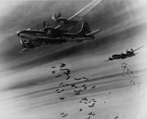 1945年,美國空軍B-29轟炸機裝載燒夷彈,對東京發動大轟炸。(圖取自維基共享資源,版權屬公眾領域)