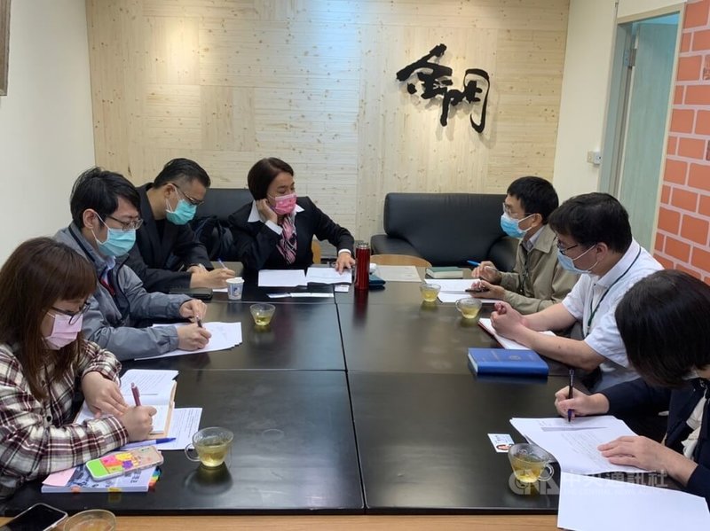國民黨立委陳玉珍(左4)24日表示,為方便更多民眾可領取到COVID-19快篩試劑,在與相關單位協調後,進口一批快篩試劑,將免費發送2000份供民眾使用。(陳玉珍國會辦公室)中央社記者黃慧敏傳真 111年5月24日
