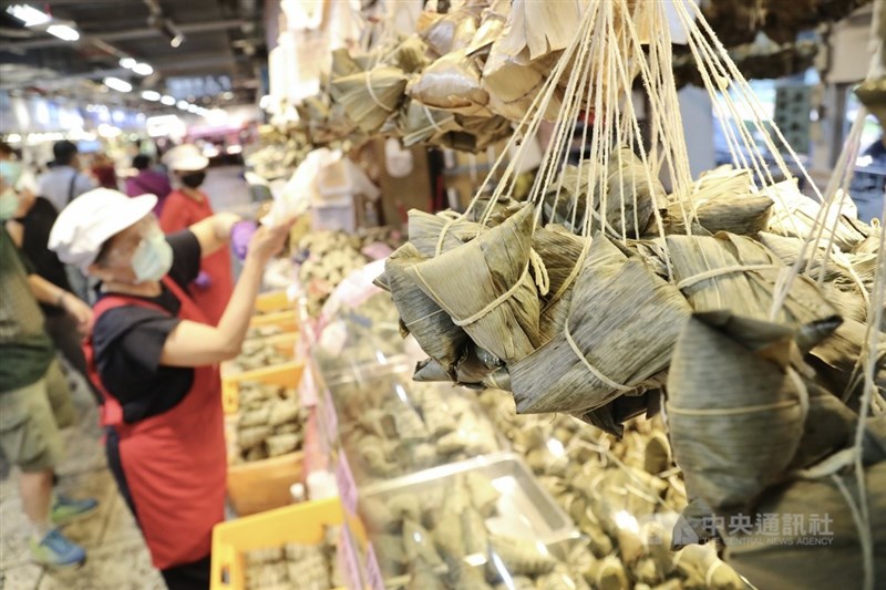 行政院24日指出，有73%粽子較去年價格上漲。圖為去年南門市場攤商擺出粽子供民眾選購。（中央社檔案照片）