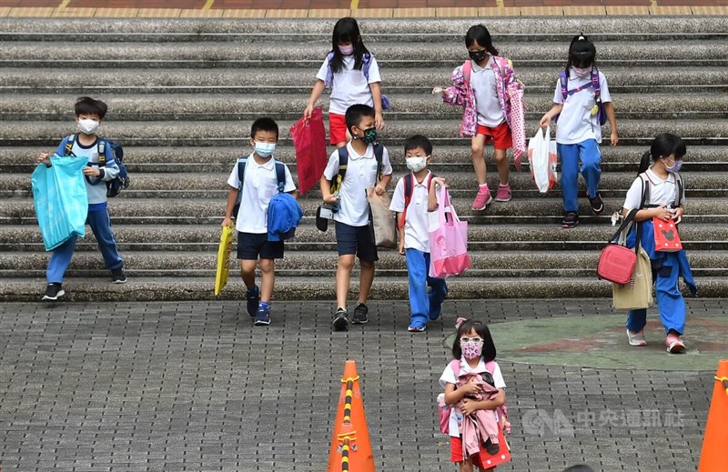 台北市高中以下及幼兒園是否提早放暑假，市長柯文哲表示，最慢26日宣布結果。圖為20日內湖區國小生放學。（中央社檔案照片）