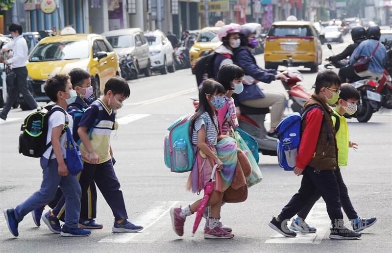 中央24日起配送40.3萬劑輝瑞兒童疫苗至各縣市。圖為台北市中山國小學童放學回家。（中央社檔案照片）