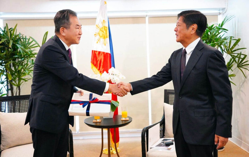 菲律賓準總統小馬可仕（右）23日會見韓國駐菲律賓大使，與對方討論能否修復馬可仕時期興建的巴丹核能發電廠。（小馬可仕競選團隊提供）中央社記者陳妍君馬尼拉傳真 111年5月24日