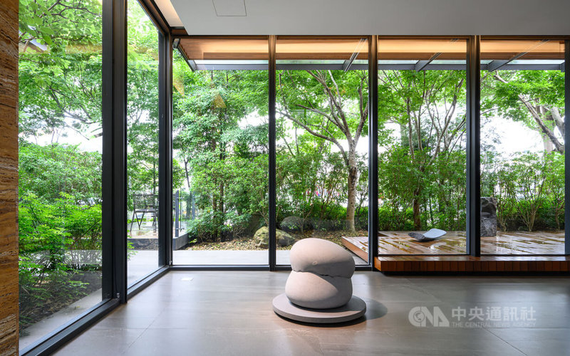 台中市藝文場館陸府植深館邀請石雕創作藝術家吳孟璋舉辦「倚光寓影個展」,主辦單位表示,這次展覽是首次將植深館空間當作創作主體,盼能讓觀賞者沉浸其中。中央社記者郝雪卿攝 111年5月24日