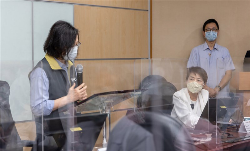 總統蔡英文(左)24日與台北市副市長黃珊珊(右)訪視台北榮民總醫院,黃珊珊反映法傳系統、快篩陽性開藥、紓困等問題;蔡總統說,政院正全力投入,要讓法傳系統更好用,也在討論紓困問題。(總統府提供)中央社記者謝佳珍傳真 111年5月24日