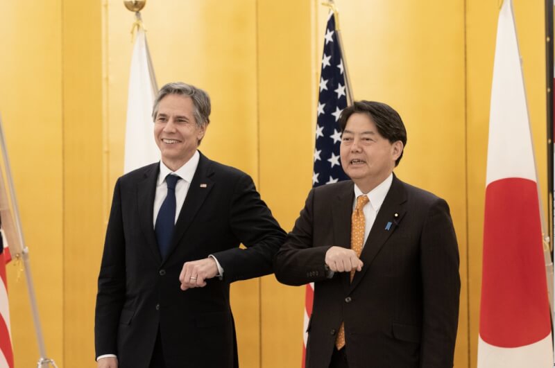 美國國務卿布林肯（左）23日與日本外務大臣林芳正（右）舉行雙邊會談。（圖取自twitter.com/secblinken）