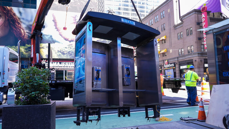 美國紐約市23日拆除最後一座付費公共電話亭。（圖取自twitter.com/MBPMarkLevine）