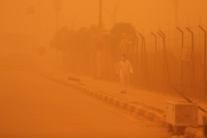 伊拉克24日在沙塵暴影響下關閉公共建築與機場。圖為22日伊拉克遭沙塵暴襲擊，交通能見度低。（安納杜魯新聞社）