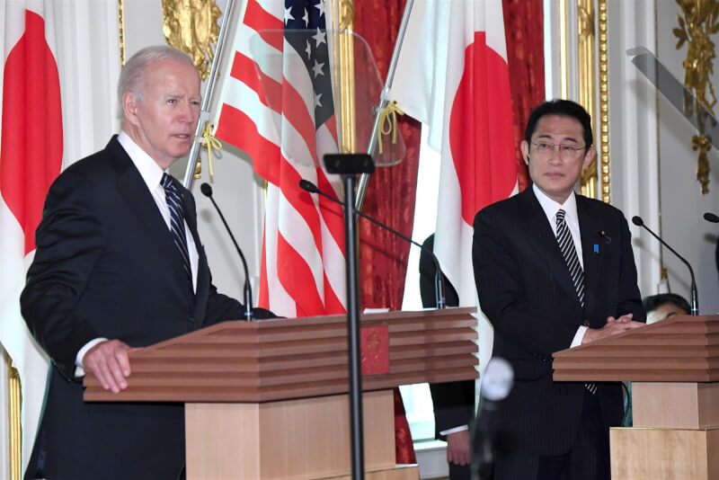 美國總統拜登（左）23日在美日峰會後聯合記者會上表態，若中國犯台，美國將以軍事介入。（共同社）