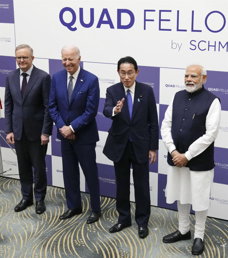 日美澳印「四方安全對話」峰會24日落幕。圖左至右為澳洲新總理艾班尼斯、美國總統拜登、日本首相岸田文雄以及印度總理莫迪。（共同社）