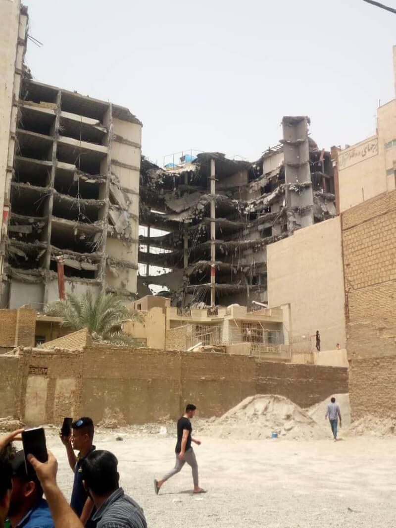 伊朗國家電視台23日報導，伊朗南部城市阿巴丹一棟10層樓建築物部分倒塌，造成5人死亡，至少80人受困瓦礫堆。（安納杜魯新聞社）