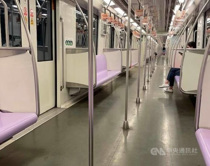 上海地鐵多條路線復駛，然而仍在封控期間，乘車民眾並不多。圖為上海地鐵10號線的一節列車車廂。中央社記者吳柏緯上海攝 111年5月24日
