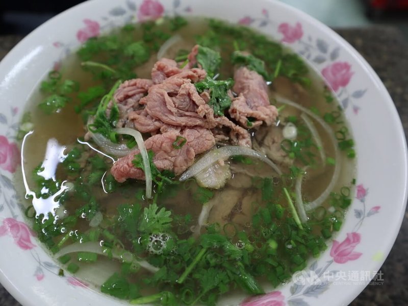 胡志明市有一些餐廳與咖啡店是越共在越戰期間秘密行動的基地,阿平河粉就是其中之一,在完成「階段性任務」後,阿平河粉依然開門做生意至今。圖為阿平河粉所販售的牛肉河粉。中央社 記者陳家倫胡志明市攝 111年5月25日