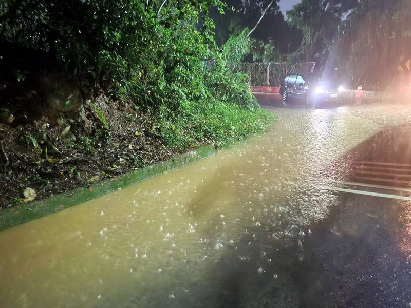新北市五股區25日出現突發性強降雨,警消晚間巡查發現外寮路積水深度約10公分,範圍500公尺(圖),約1/3路面積水。(民眾提供)中央社記者黃旭昇新北傳真 111年5月25日