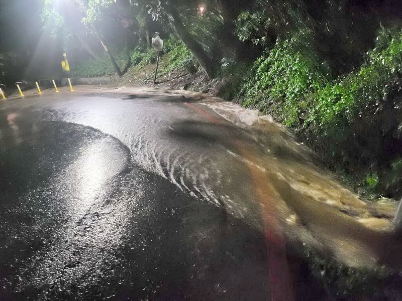 新北市25日突發強降雨,五股區外寮路發生積水,深度約10公分,範圍約500公尺。(民眾提供)中央社記者黃旭昇新北傳真 111年5月25日