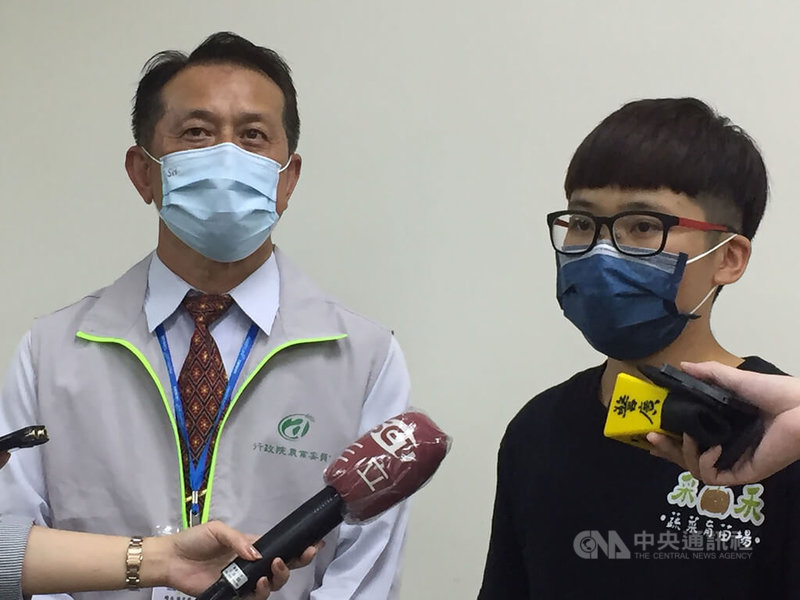 育苗業者第3代、自創采禾蔬菜育苗場的郭月盈(右)表示,導入「蔬菜種苗智慧化產銷管理系統」可掌握出貨精準數據,有利計畫型生產參考往年數據播種、排程。中央社記者楊淑閔攝 111年5月25日