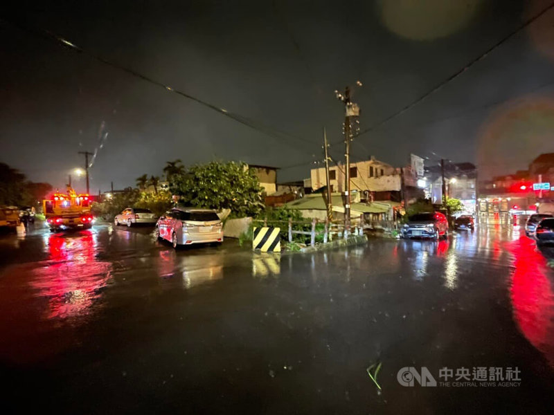 桃園市平鎮區一處防汛道路25日晚間疑因連日大雨導致崩塌，造成4部停放路旁車輛掉落水圳，市府相關單位獲報後已動員搶修，所幸未傳出人員傷亡。（翻攝照片）中央社記者葉臻傳真  111年5月25日