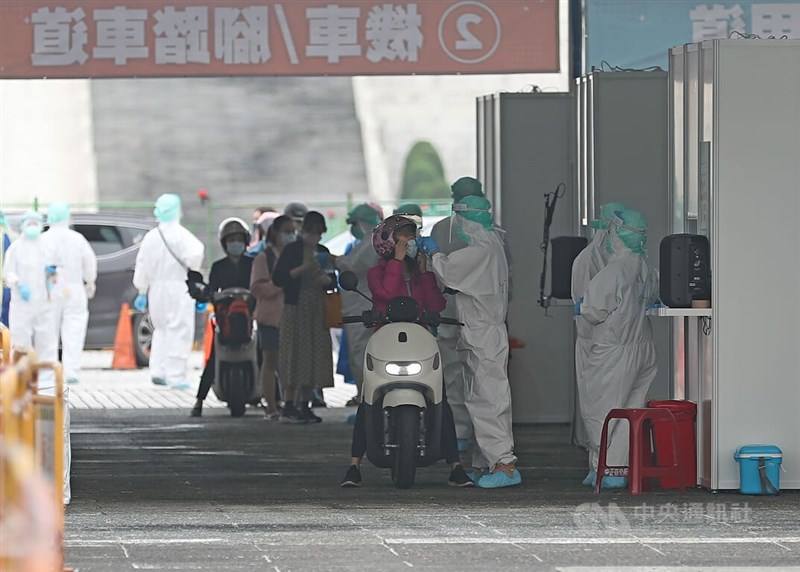 台北市長柯文哲25日表示，北市COVID-19疫情洪峰應該已過、高原期可能還要再4週。圖為24日中正紀念堂車來速篩檢站民眾排隊進行PCR採檢。（中央社檔案照片）