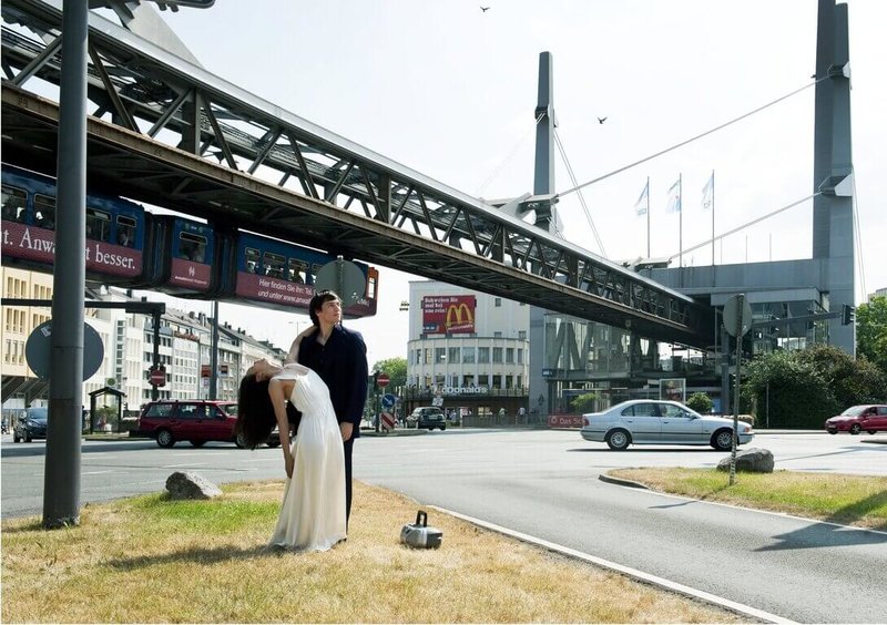 導演文．溫德斯（Wim Wenders）受現代舞蹈家碧娜．鮑許（Pina Bausch）啟發，把舞者帶出劇場，在戶外自由起舞，紀錄片PINA片中就將德國烏帕塔知名的懸掛式捷運變成舞台布景。（甲上娛樂提供）中央社記者葉冠吟傳真 111年5月25日