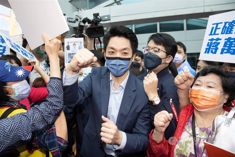 備戰年底地方選舉，國民黨25日下午在中常會上通過提名立委蔣萬安（中）參選台北市長。圖為蔣萬安和中央黨部外高喊當選的熱情支持者們碰肘致意。中央社記者謝佳璋攝　111年5月25日