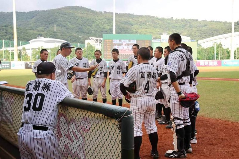 宜蘭縣私立中道高級中學25日表示,當年球隊總教練陸永茂24日被發現倒臥三星鄉家中驟逝,享壽63歲。身為宜蘭第一、也是唯一打進全國聯賽的中道青棒隊2000年成立,在總教練陸永茂(背號30)率領下,歷經金龍旗、高中聯賽、玉山盃、黑豹旗及花蓮關懷盃等全國性比賽都有亮麗戰績。(中道中學提供)中央社記者沈如峰宜蘭縣傳真 111年5月25日