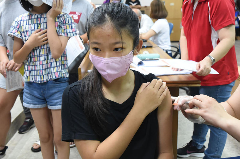 輝瑞兒童疫苗如期在澎湖校園開打,澎湖縣政府教育處表示,馬公中正國小及附設幼兒園25日有意願施打輝瑞兒童疫苗有222人,其中5至11歲兒童207人,12歲以上15人,過程順利。(澎湖縣政府提供)中央社 111年5月25日