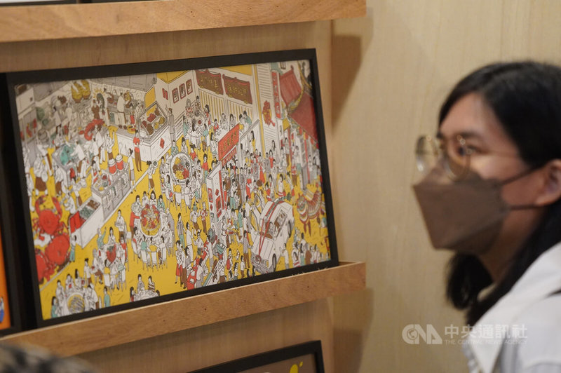 「Visual Fanzine—台灣創作者交疊的圖像風景」台北國際書展30特展25日在華山1914文化創意園區開展，參觀者在展場欣賞插畫等圖像創作。中央社記者徐肇昌攝 111年5月25日