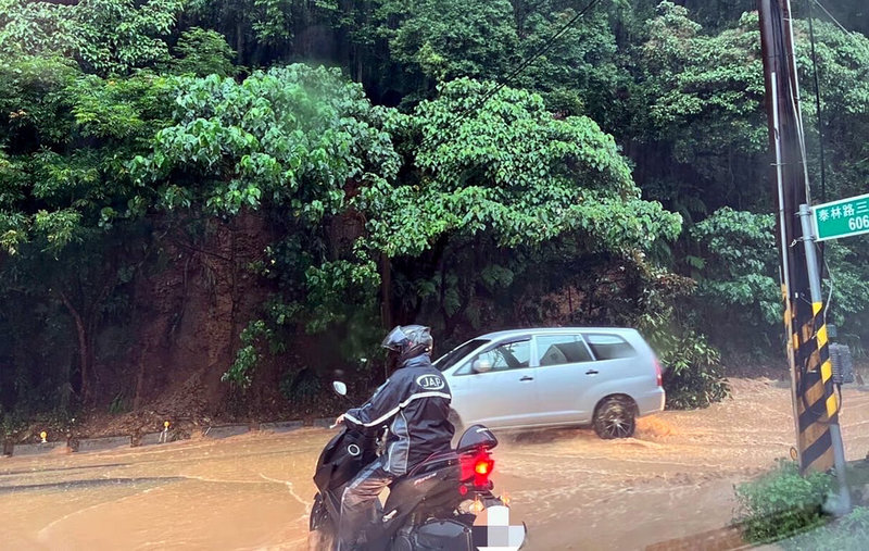 新北市25日下午發生強降雨,泰山區泰林路3段一帶出現積水,水流夾帶泥沙變成滾滾黃流,車輛通行一度受到影響。(警方提供)中央社記者黃旭昇新北市傳真 111年5月25日