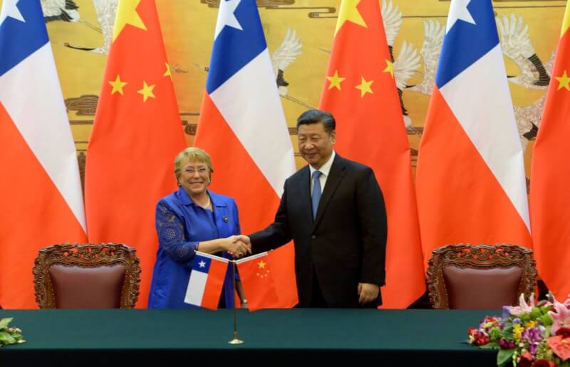 圖為2017年聯合國人權事務高級專員巴舍萊（左，前智利總統）會見中國國家主席習近平（右）。（圖取自facebook.com/MichelleBachelet）