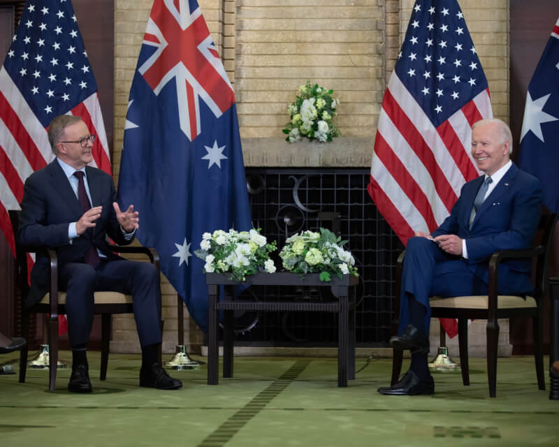 美國總統拜登（右）24日與甫勝選的澳洲新任總理艾班尼斯會面。（圖取自facebook.com/AlboMP）