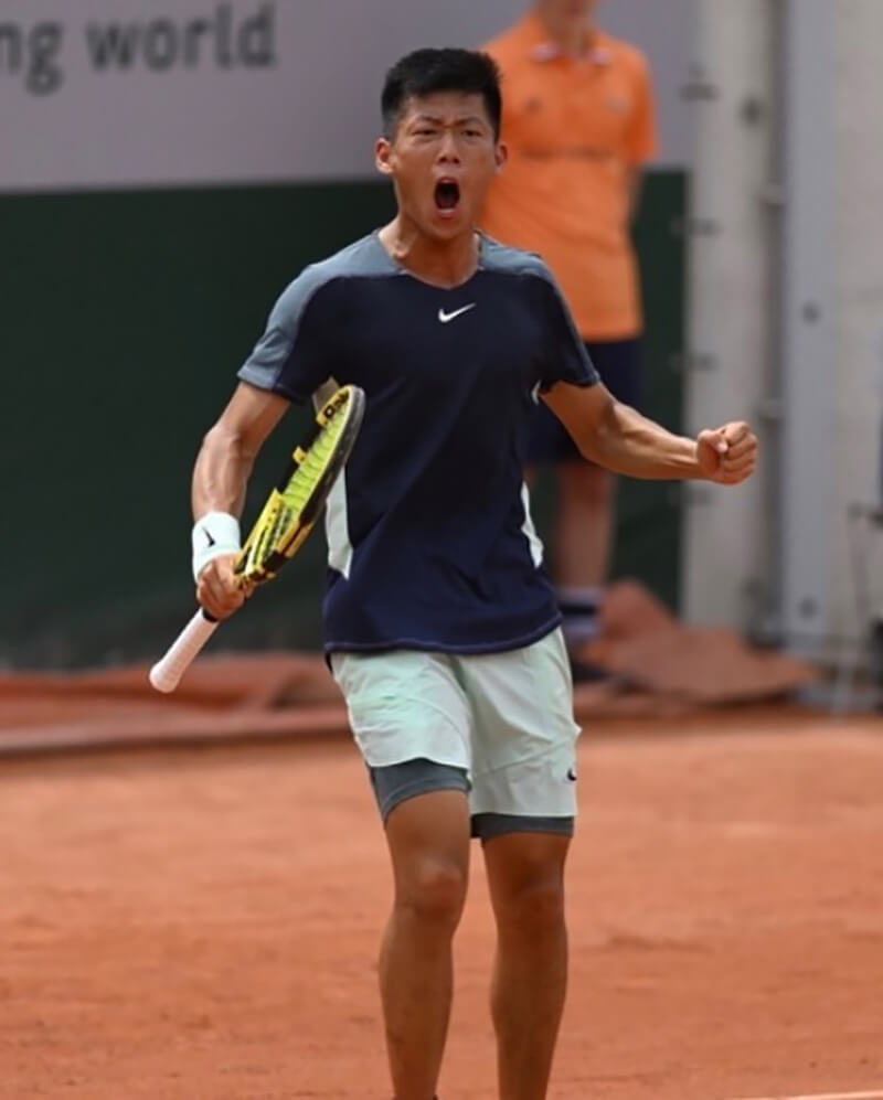 曾俊欣（圖）24日在法網男單首輪遭葡萄牙好手索沙逆轉後，他透露比賽最後大腿有些抽筋導致身體不協調才吞敗。（圖取自instagram.com/tseng_chun_hsin）