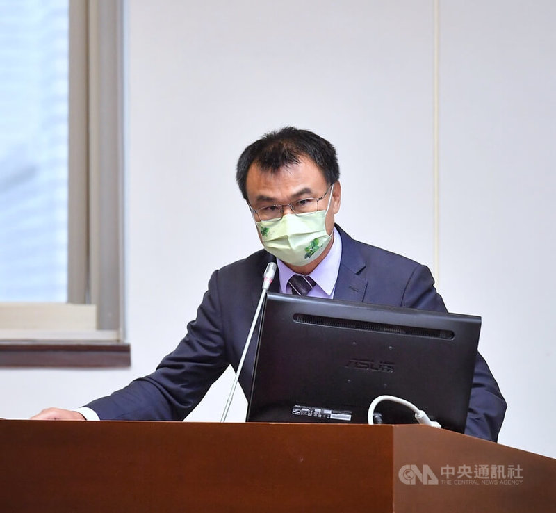 端午節將至,但逾7成粽子漲價。農委會主委陳吉仲25日在立法院表示,粽子需要豬肉,近期因飼料價格上漲,目前批發市場的價格約維持每百公斤新台幣8500元,仍在綠燈區水準內;糯米、花生等供應充足、價格穩定。中央社記者王飛華攝 111年5月25日