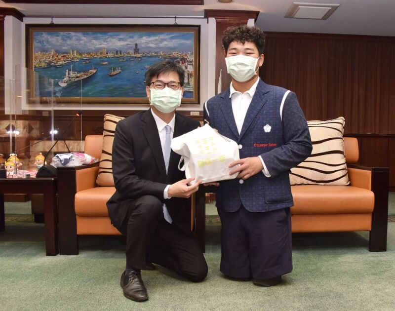 20歲帕運國手陳亮達(右)車禍身亡,從小帶大他的阿嬤表示,24日晚上他們還一起吃飯,沒想到卻是兩人最後見面。(圖取自陳其邁臉書網頁https://www.facebook.com/)