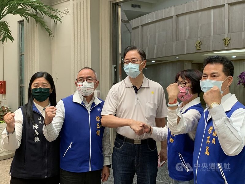 國民黨桃園市長參選人張善政(中)26日上午拜會桃園市議會議長邱奕勝後,與國民黨籍桃園市議員合影,一同呼口號高喊加油。中央社記者葉臻攝 111年5月26日