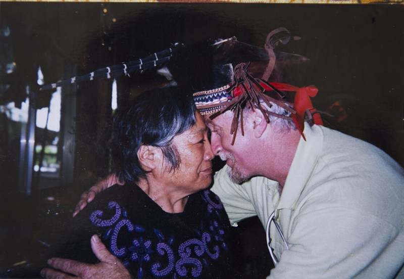 費爾(右)至今仍相當感謝當年原住民好友協助深山尋子。(瀚草文創提供)