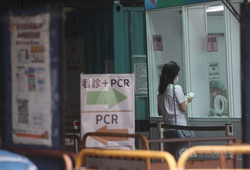國內COVID-19疫情未歇，26日快篩陽性的民眾前往台北市立聯合醫院中興院區等候做PCR篩檢及看診。中央社記者吳家昇攝 111年5月26日